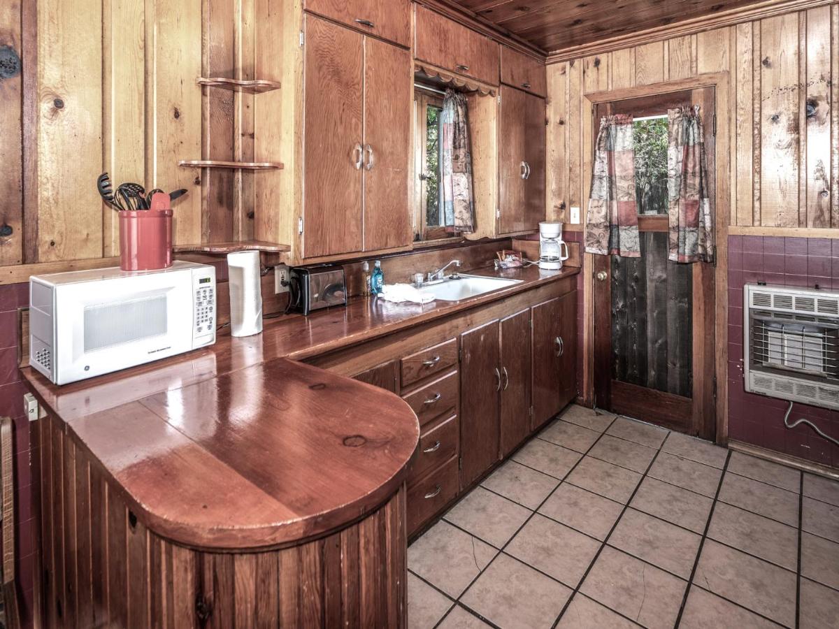 | Country Cabin, 2 Bedrooms, Fireplace, Midtown, Sleeps 6