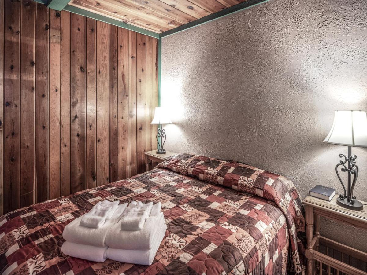 | Country Cabin, 2 Bedrooms, Fireplace, Midtown, Sleeps 6
