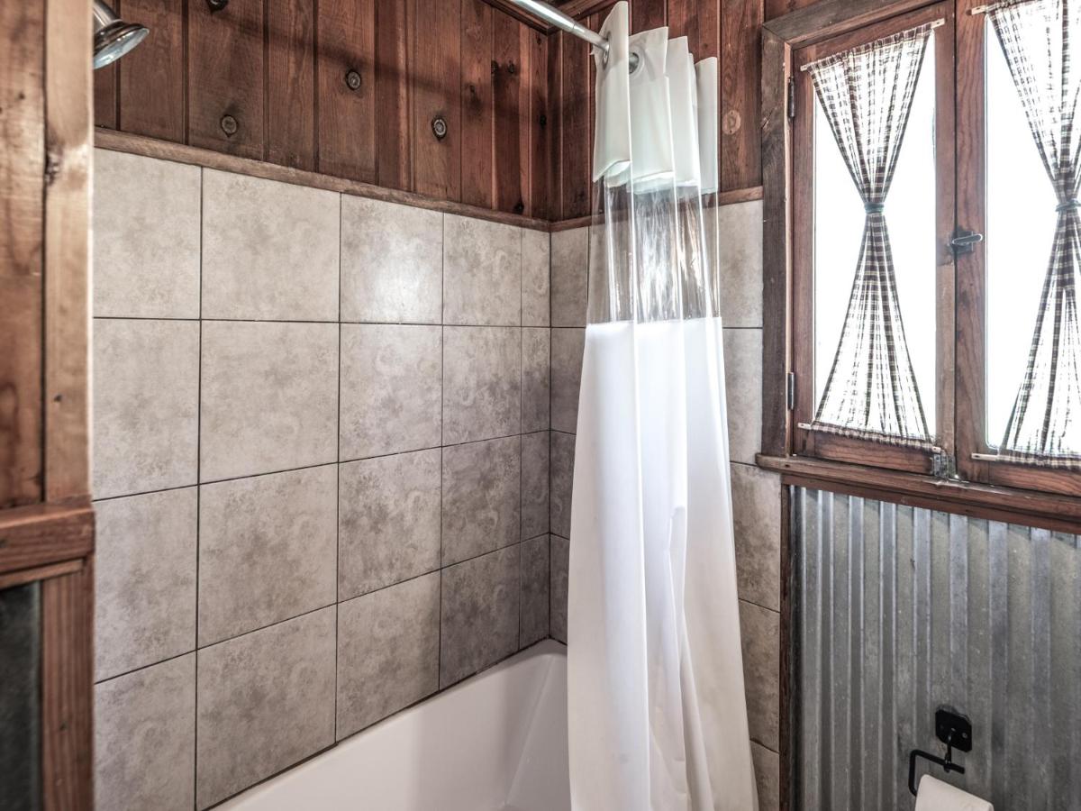 | Country Cabin, 2 Bedrooms, Fireplace, Midtown, Sleeps 6