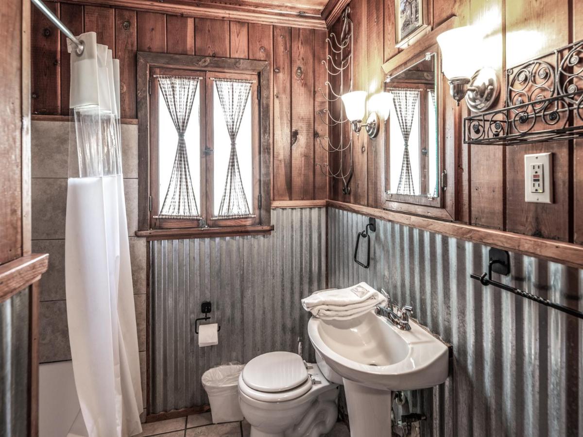 | Country Cabin, 2 Bedrooms, Fireplace, Midtown, Sleeps 6