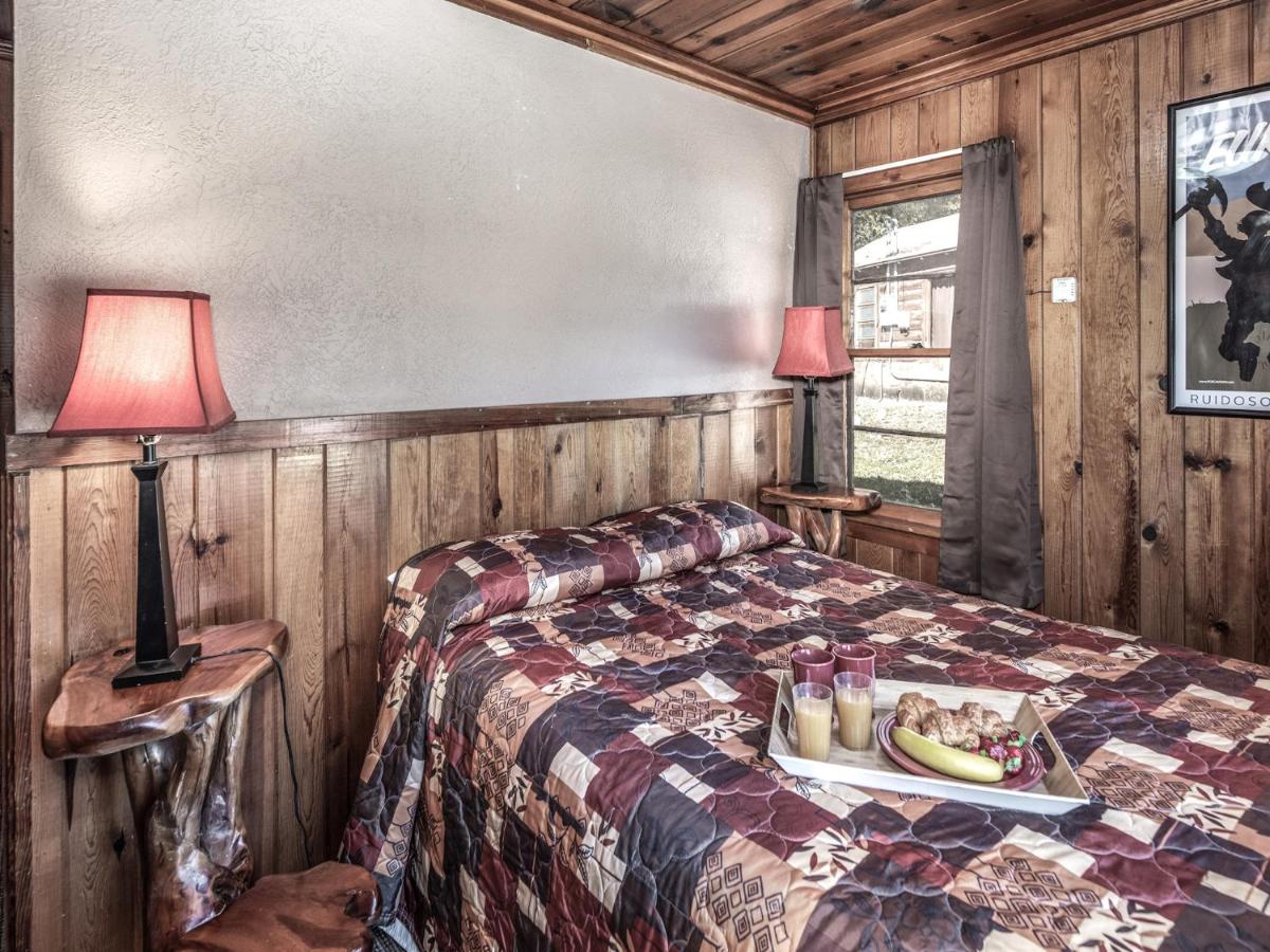  | Country Cabin, 2 Bedrooms, Fireplace, Midtown, Sleeps 6