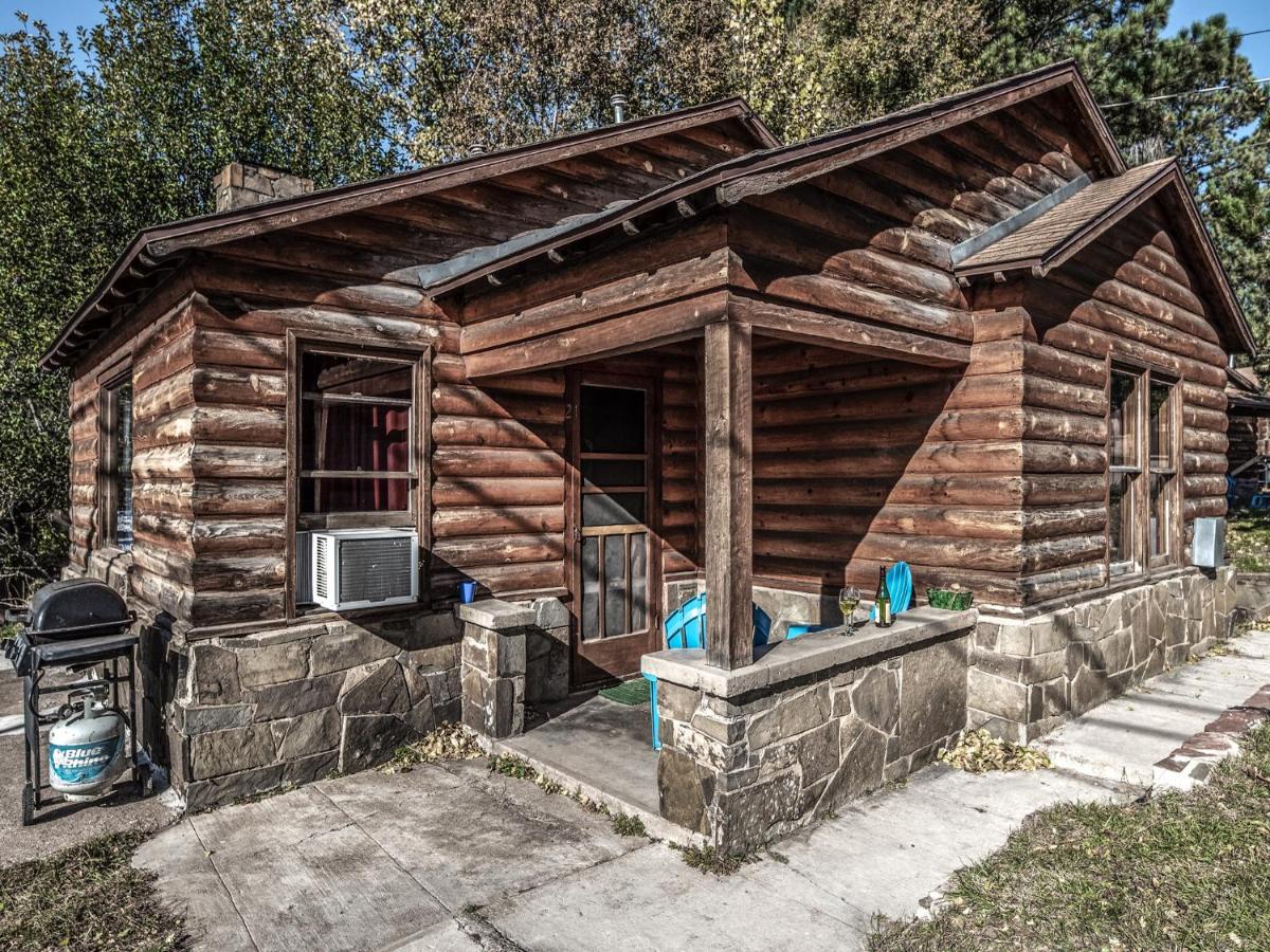 | Country Cabin, 2 Bedrooms, Fireplace, Midtown, Sleeps 6