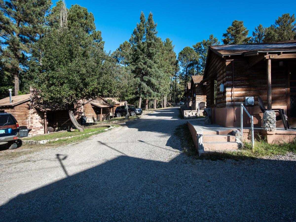 | Country Cabin, 2 Bedrooms, Fireplace, Midtown, Sleeps 6