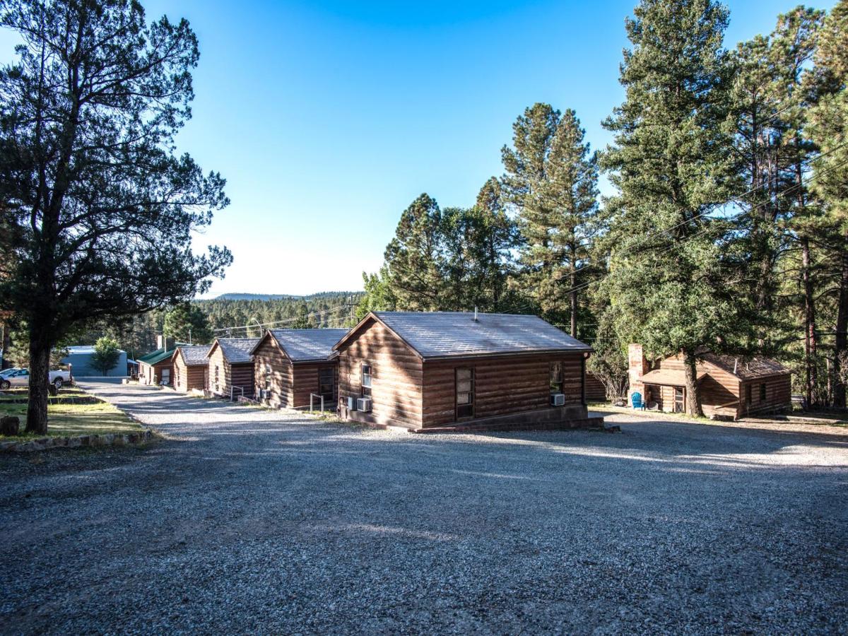 | Country Cabin, 2 Bedrooms, Fireplace, Midtown, Sleeps 6