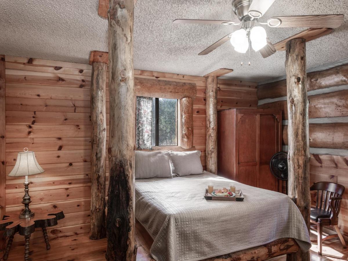 | Sleeping Bear, 2 Bedrooms, Front Deck, Midtown, Sleeps 6