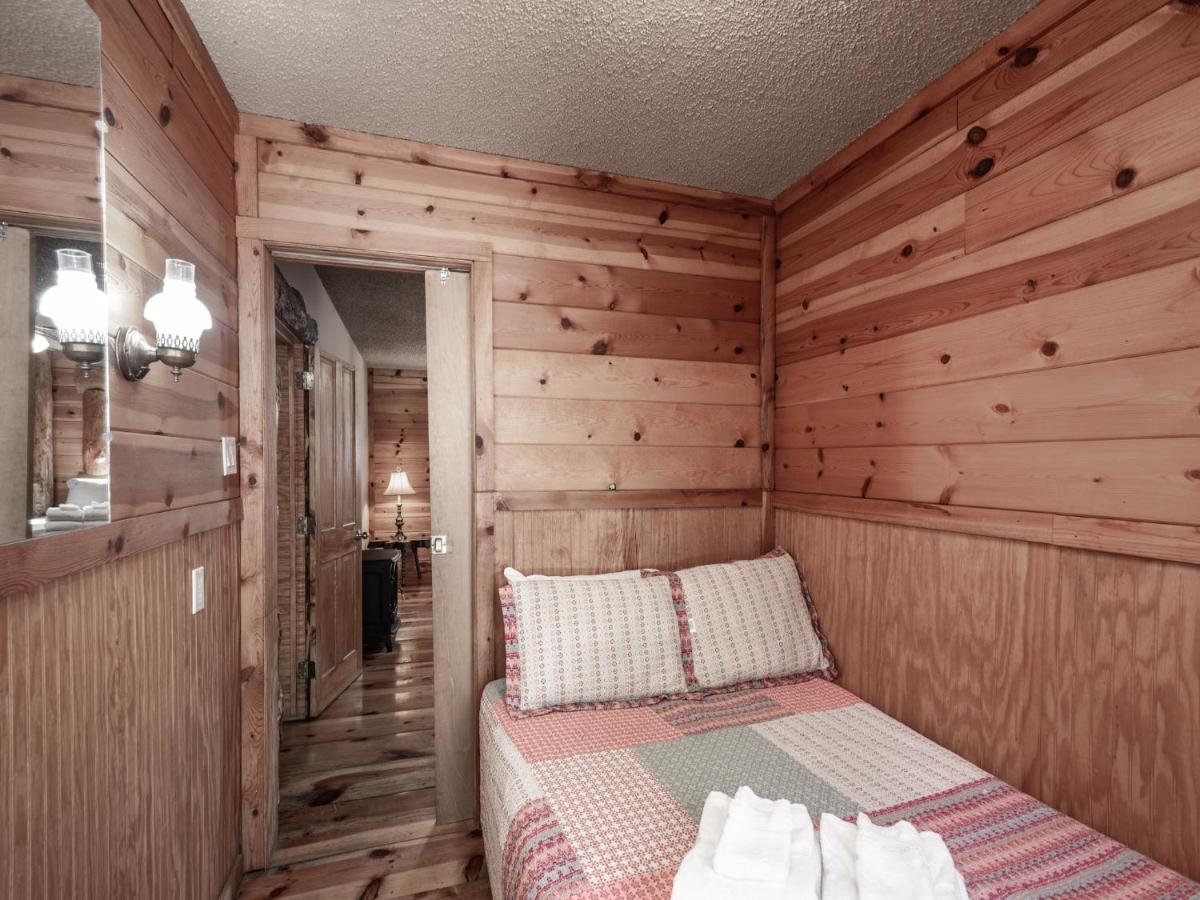 | Sleeping Bear, 2 Bedrooms, Front Deck, Midtown, Sleeps 6