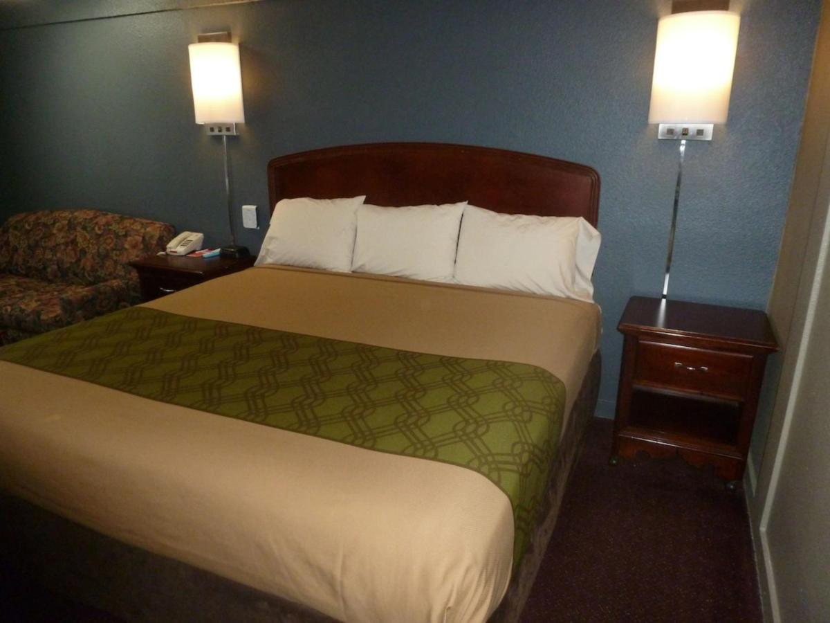 King Room - Smoking at Econo Lodge Pittsburgh I-79