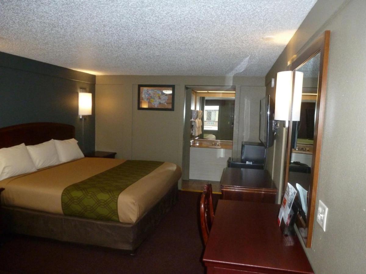 King Room - Smoking at Econo Lodge Pittsburgh I-79