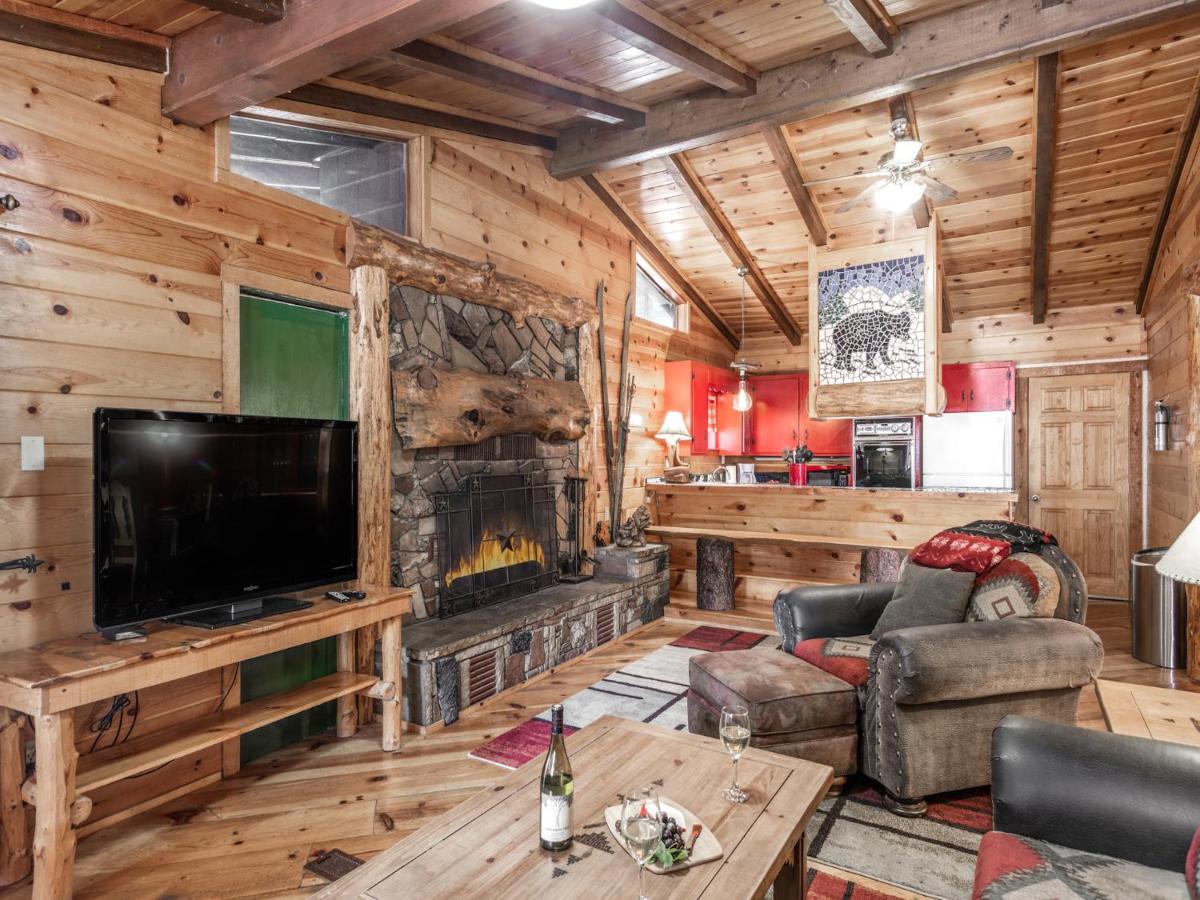 | Big Bear, 3 Bedrooms, Stone Fireplace, Midtown, Sleeps 8
