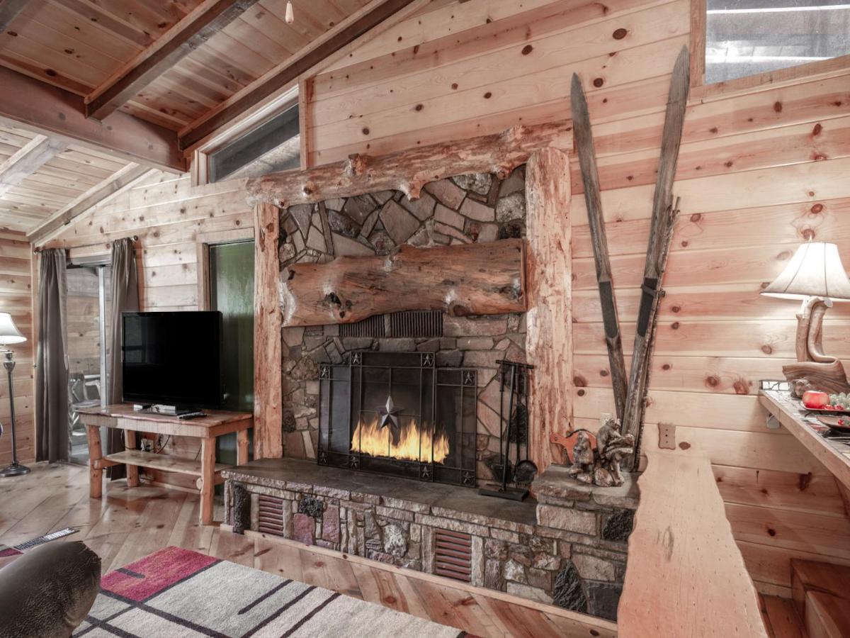 | Big Bear, 3 Bedrooms, Stone Fireplace, Midtown, Sleeps 8