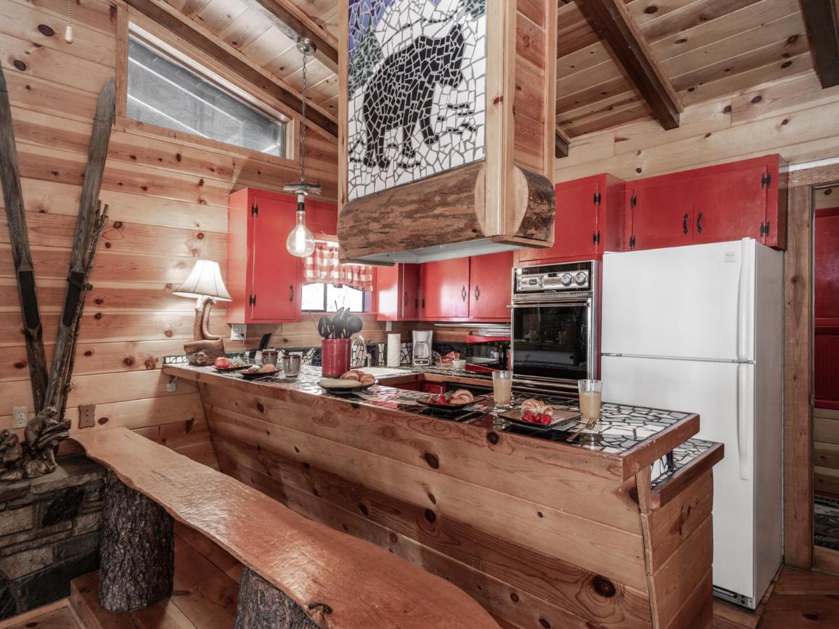 | Big Bear, 3 Bedrooms, Stone Fireplace, Midtown, Sleeps 8
