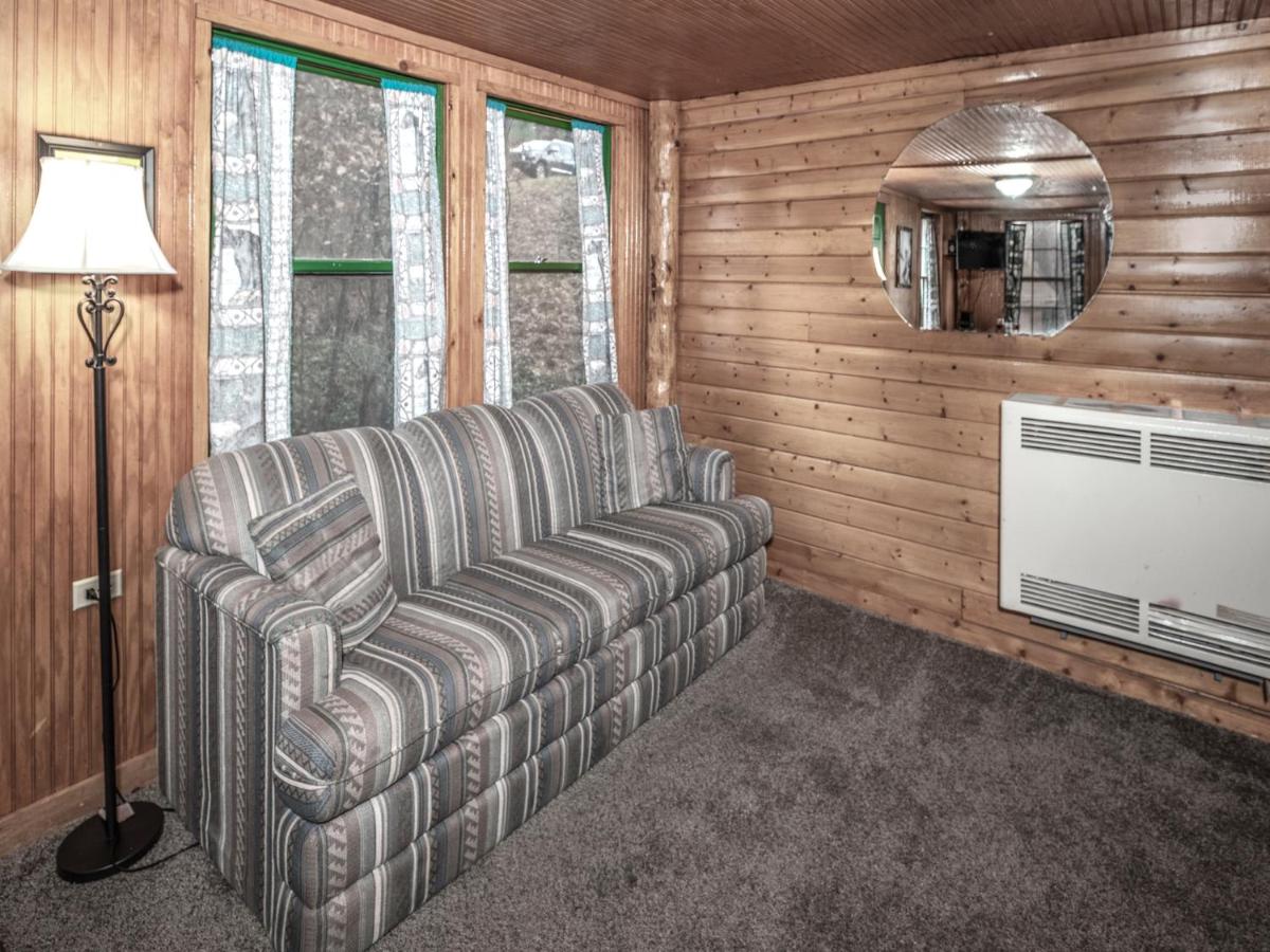 | Bear Den, 3 Bedrooms, Front Porch, Midtown, Sleeps 7