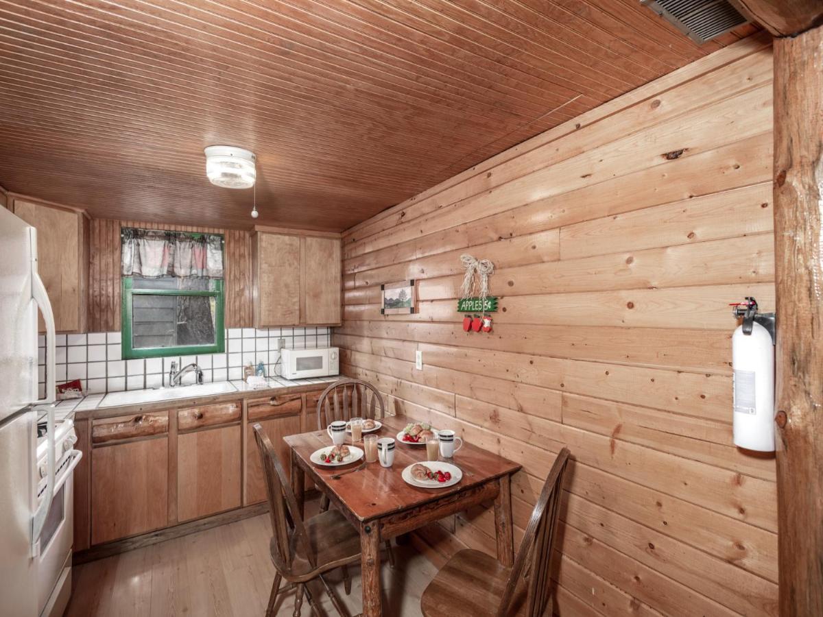 | Bear Den, 3 Bedrooms, Front Porch, Midtown, Sleeps 7