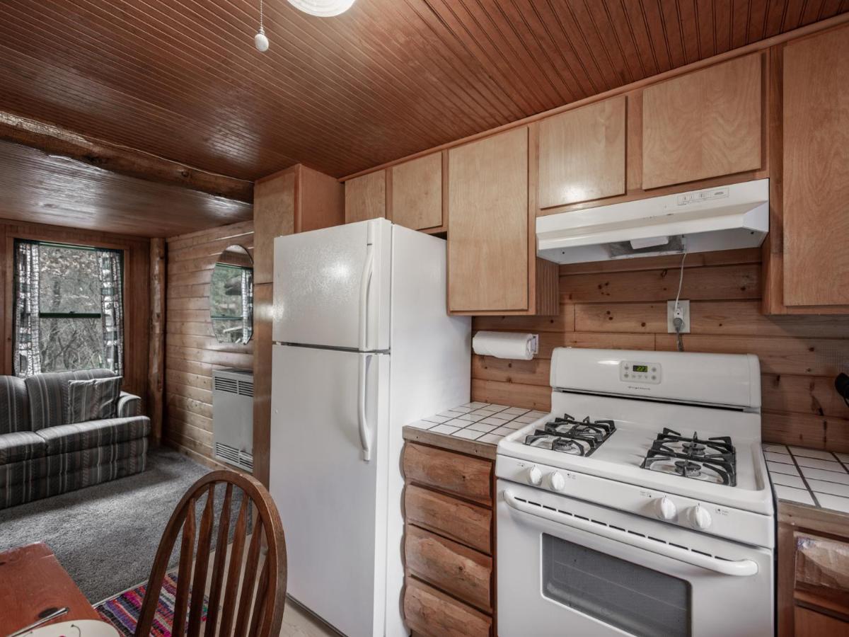 | Bear Den, 3 Bedrooms, Front Porch, Midtown, Sleeps 7