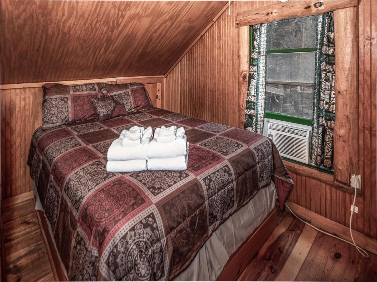 | Bear Den, 3 Bedrooms, Front Porch, Midtown, Sleeps 7