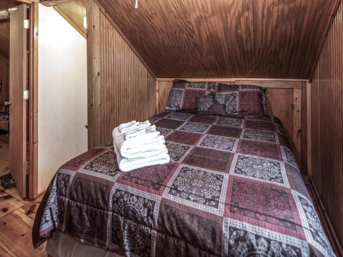 | Bear Den, 3 Bedrooms, Front Porch, Midtown, Sleeps 7