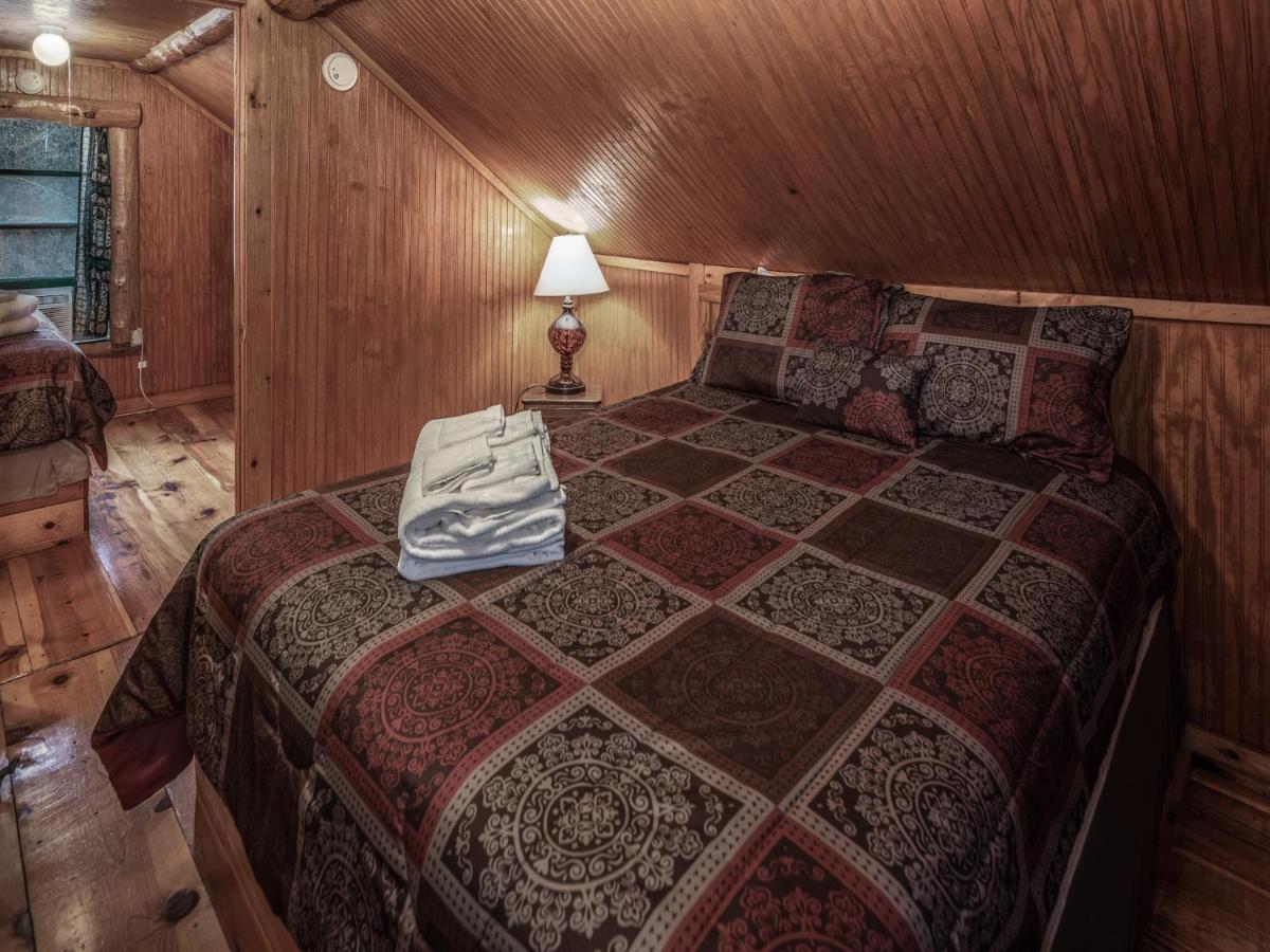 | Bear Den, 3 Bedrooms, Front Porch, Midtown, Sleeps 7
