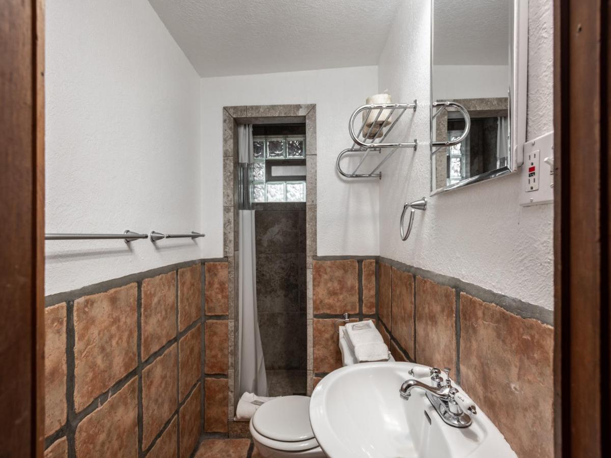 | Bear Den, 3 Bedrooms, Front Porch, Midtown, Sleeps 7