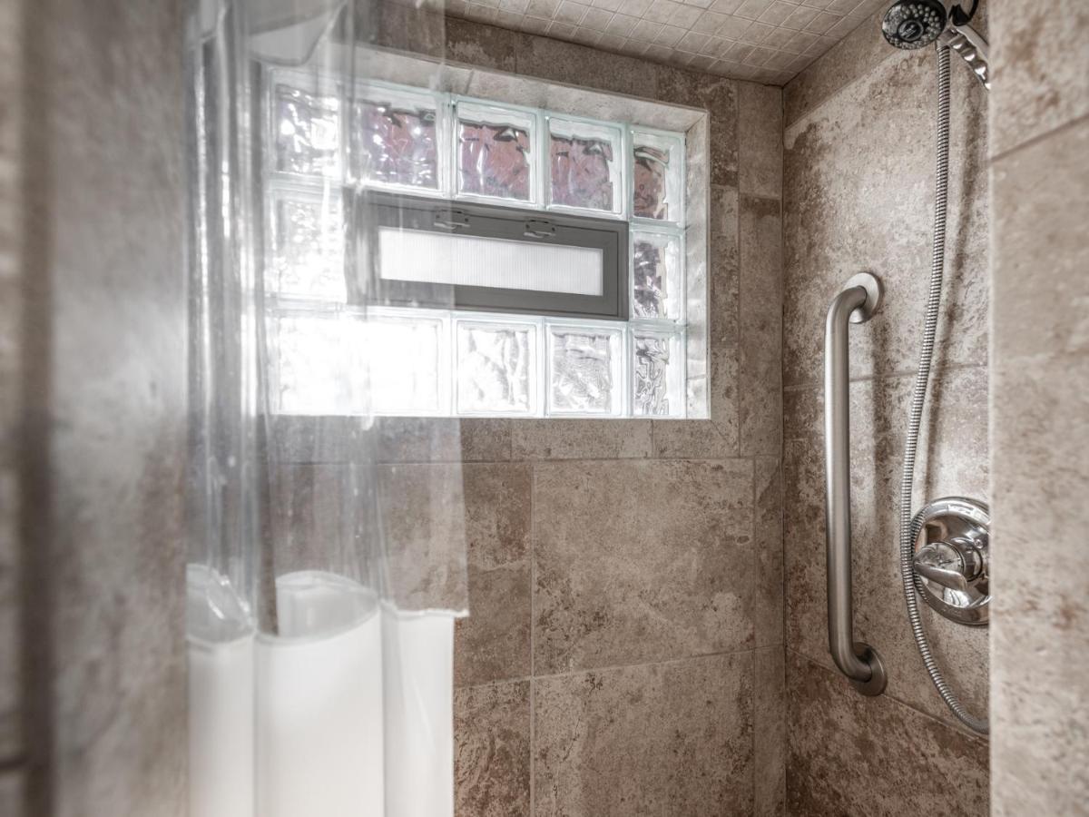 | Bear Den, 3 Bedrooms, Front Porch, Midtown, Sleeps 7