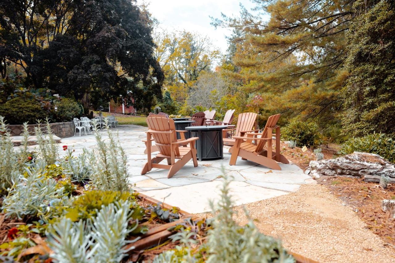 | The Applewood Manor