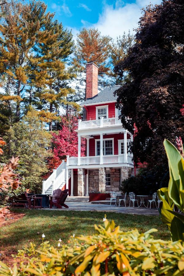 | The Applewood Manor