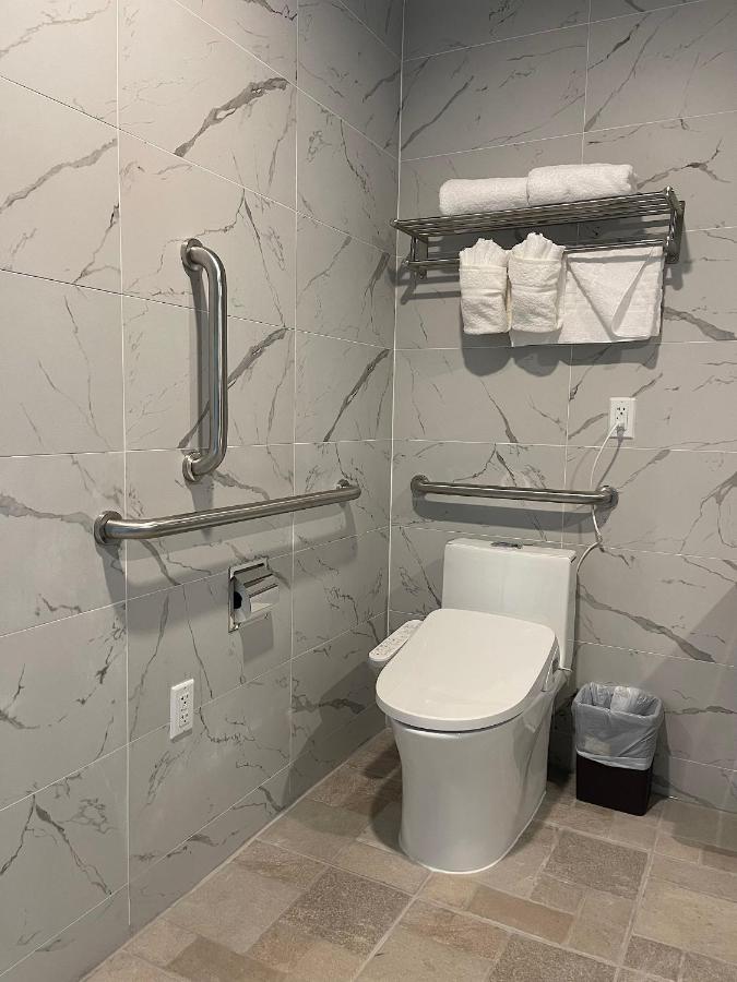 Queen Room - Disability Access at Liberty View Brooklyn hotel