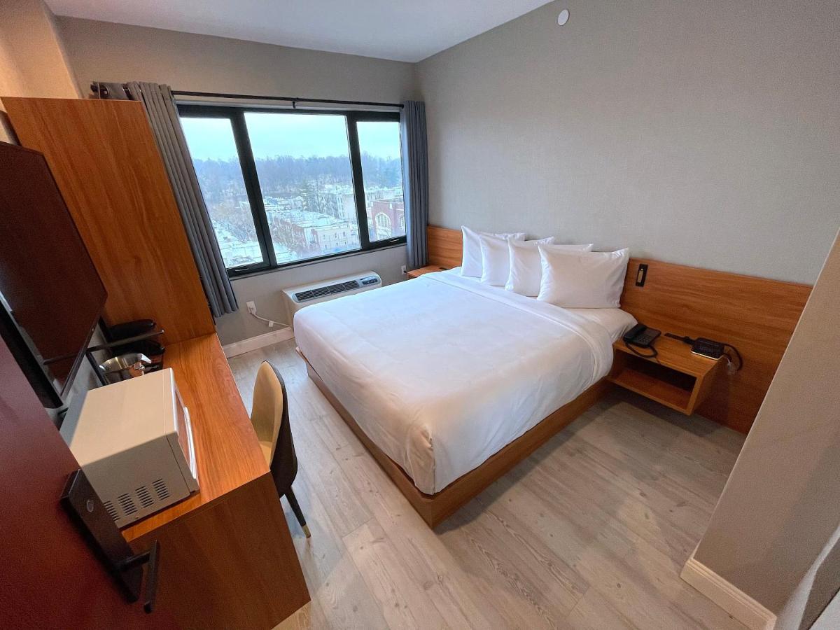 King Room at Liberty View Brooklyn hotel