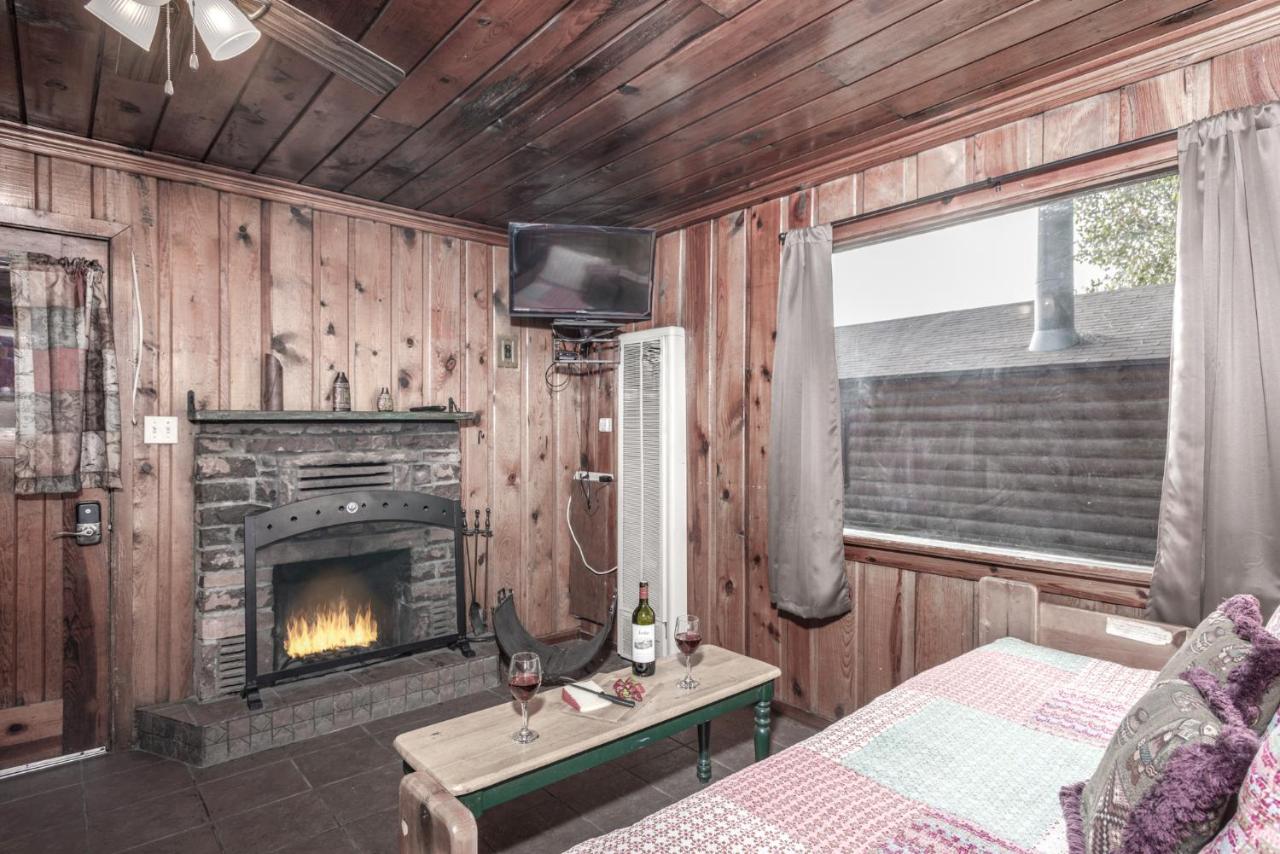  | Cozy Cabin, 2 Bedrooms, Fireplace, Midtown, Sleeps 5