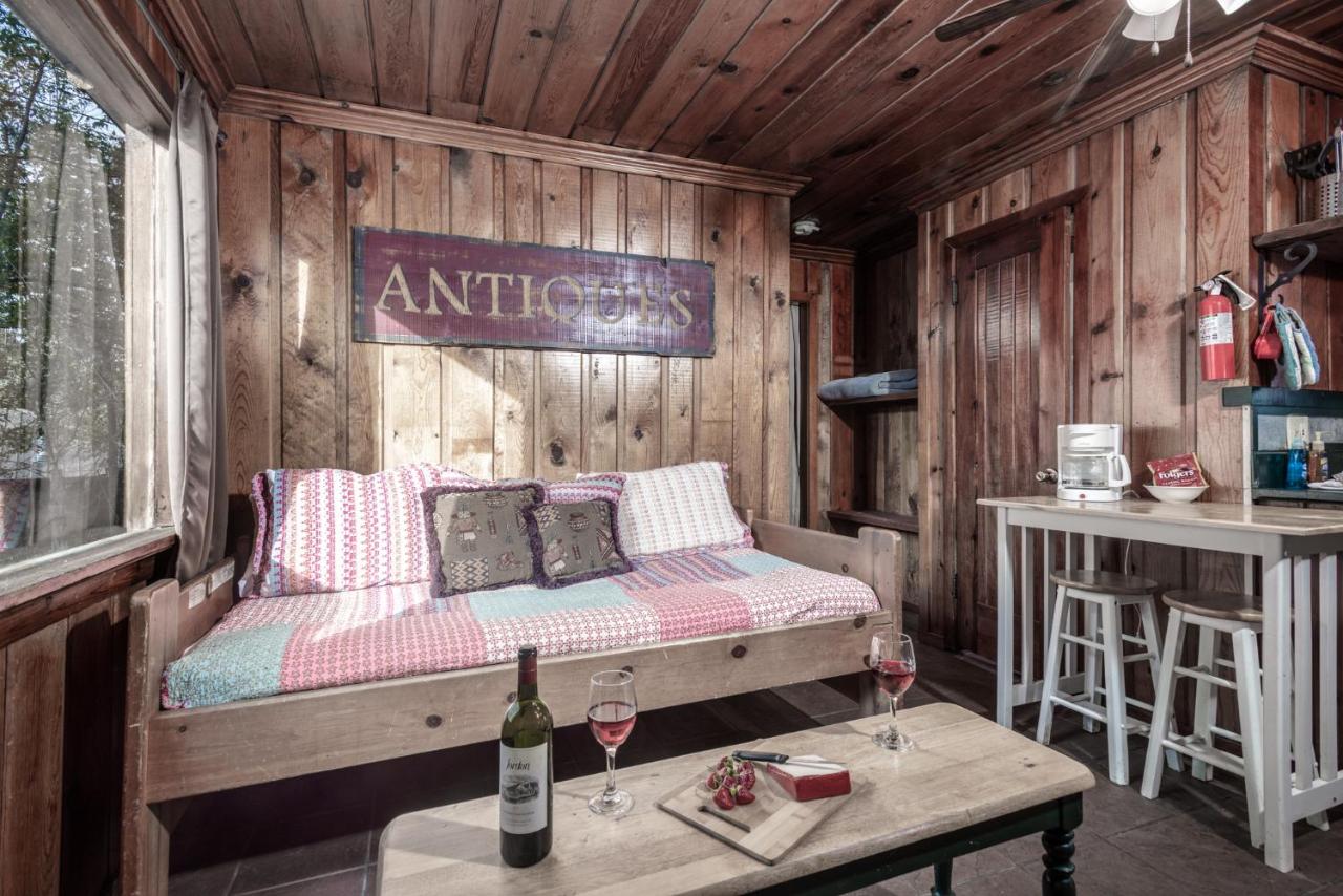 | Cozy Cabin, 2 Bedrooms, Fireplace, Midtown, Sleeps 5