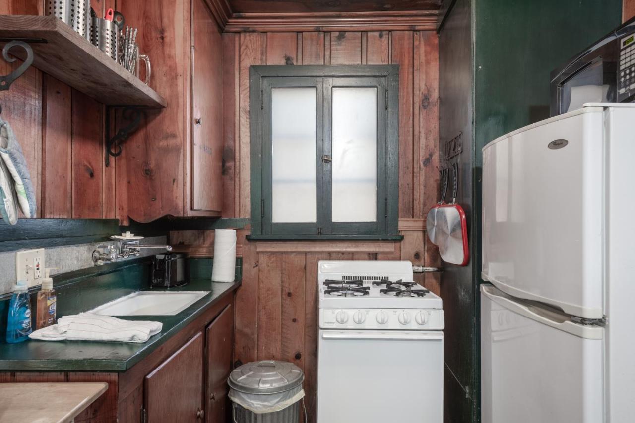 | Cozy Cabin, 2 Bedrooms, Fireplace, Midtown, Sleeps 5