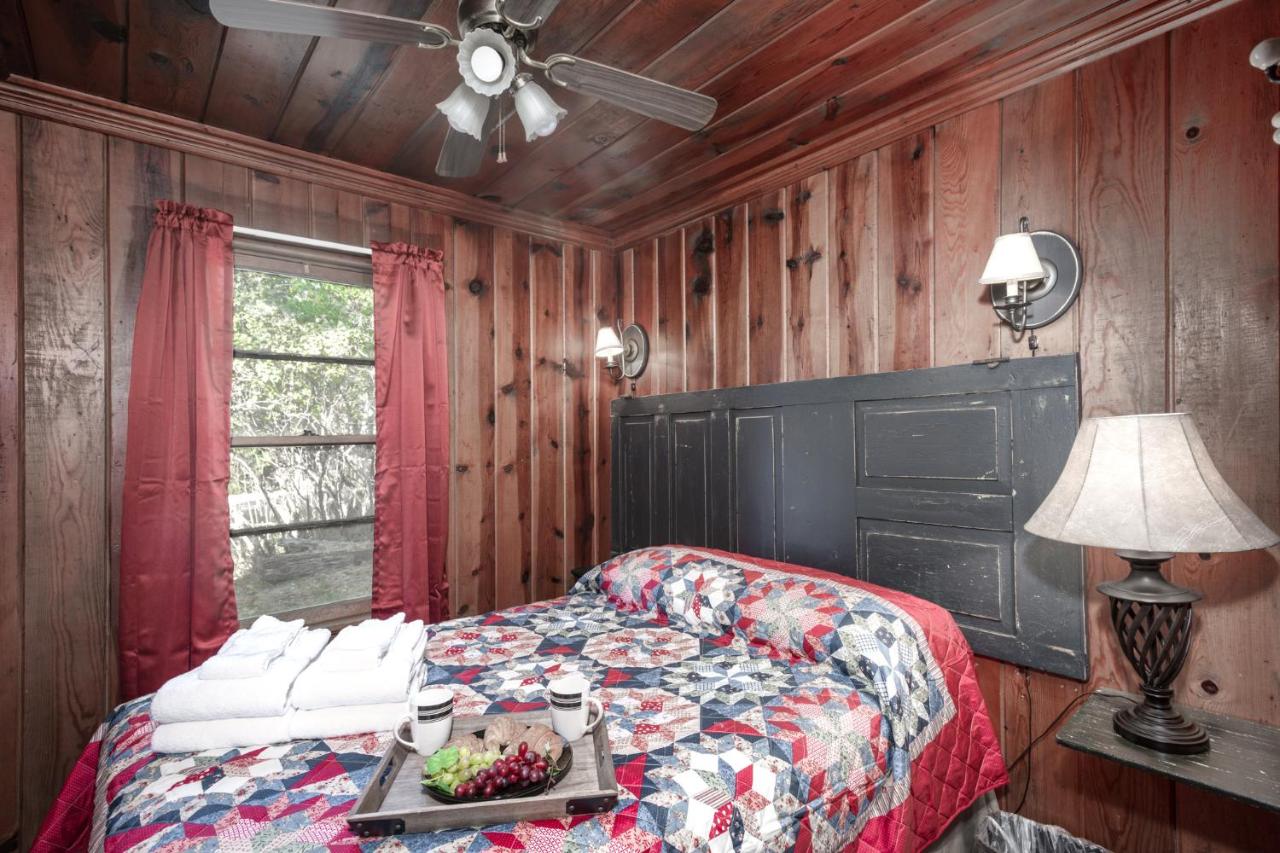 | Cozy Cabin, 2 Bedrooms, Fireplace, Midtown, Sleeps 5