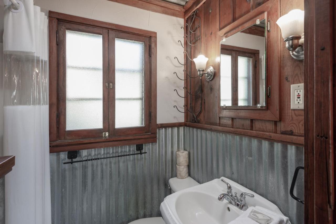 | Cozy Cabin, 2 Bedrooms, Fireplace, Midtown, Sleeps 5