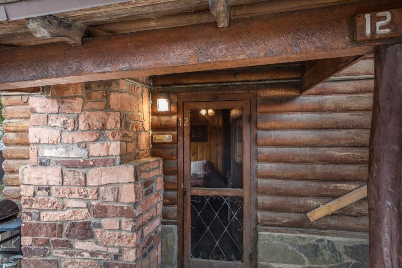 | Cozy Cabin, 2 Bedrooms, Fireplace, Midtown, Sleeps 5