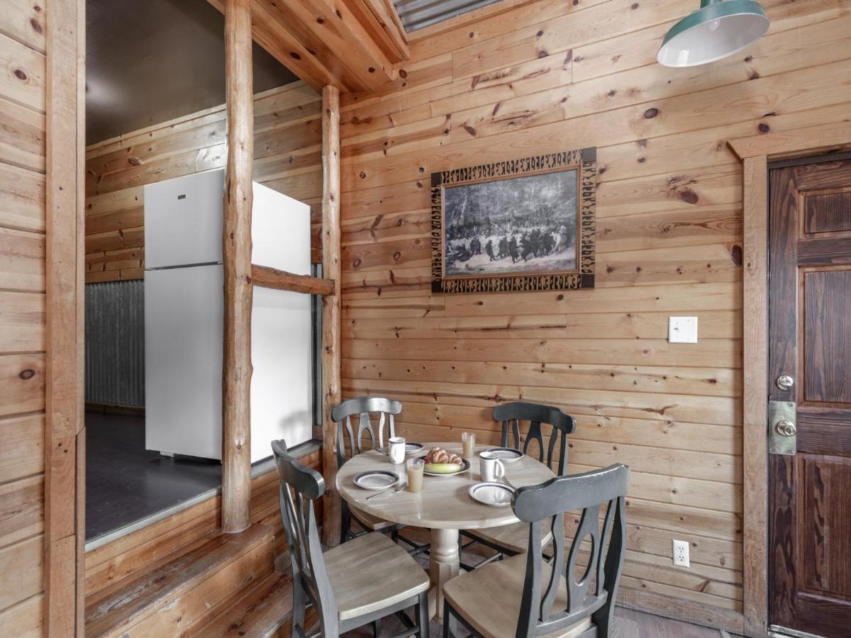 | Three Bears, 7 Bedrooms, Deck, Fireplace, Midtown, Grill, Sleeps 22