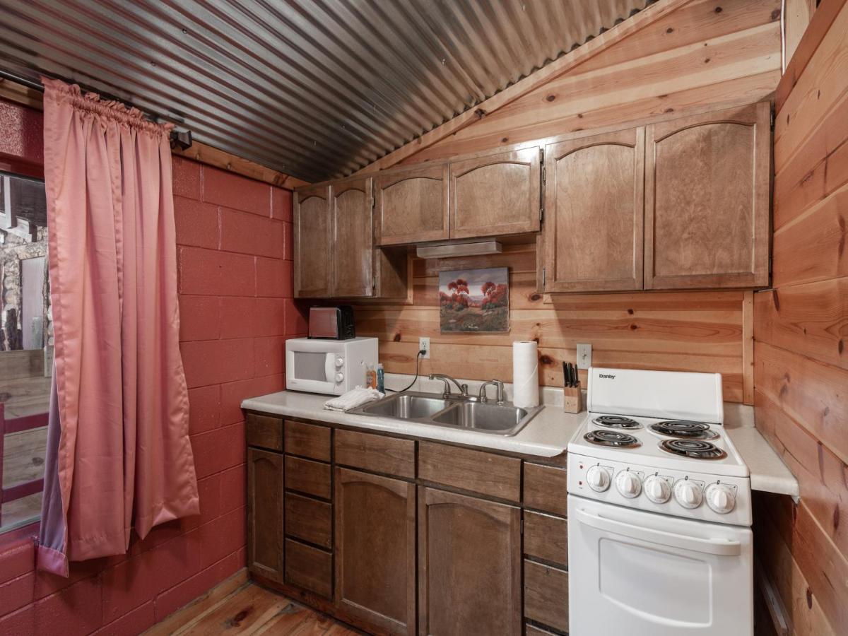 | Three Bears, 7 Bedrooms, Deck, Fireplace, Midtown, Grill, Sleeps 22