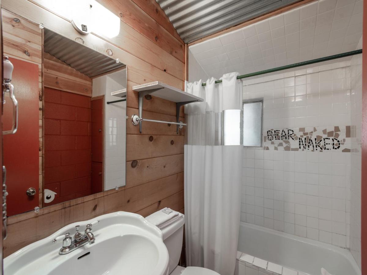 | Three Bears, 7 Bedrooms, Deck, Fireplace, Midtown, Grill, Sleeps 22