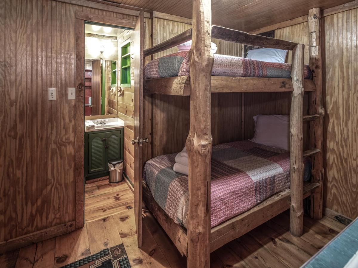 | Three Bears, 7 Bedrooms, Deck, Fireplace, Midtown, Grill, Sleeps 22