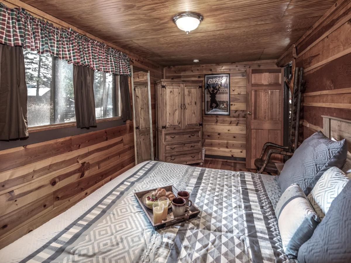 | Three Bears, 7 Bedrooms, Deck, Fireplace, Midtown, Grill, Sleeps 22