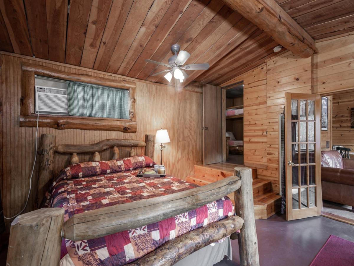 | Three Bears, 7 Bedrooms, Deck, Fireplace, Midtown, Grill, Sleeps 22