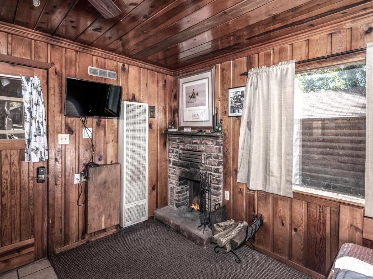 | Perfect Cabin, 2 Bedrooms, Fireplace, Midtown, Sleeps 5