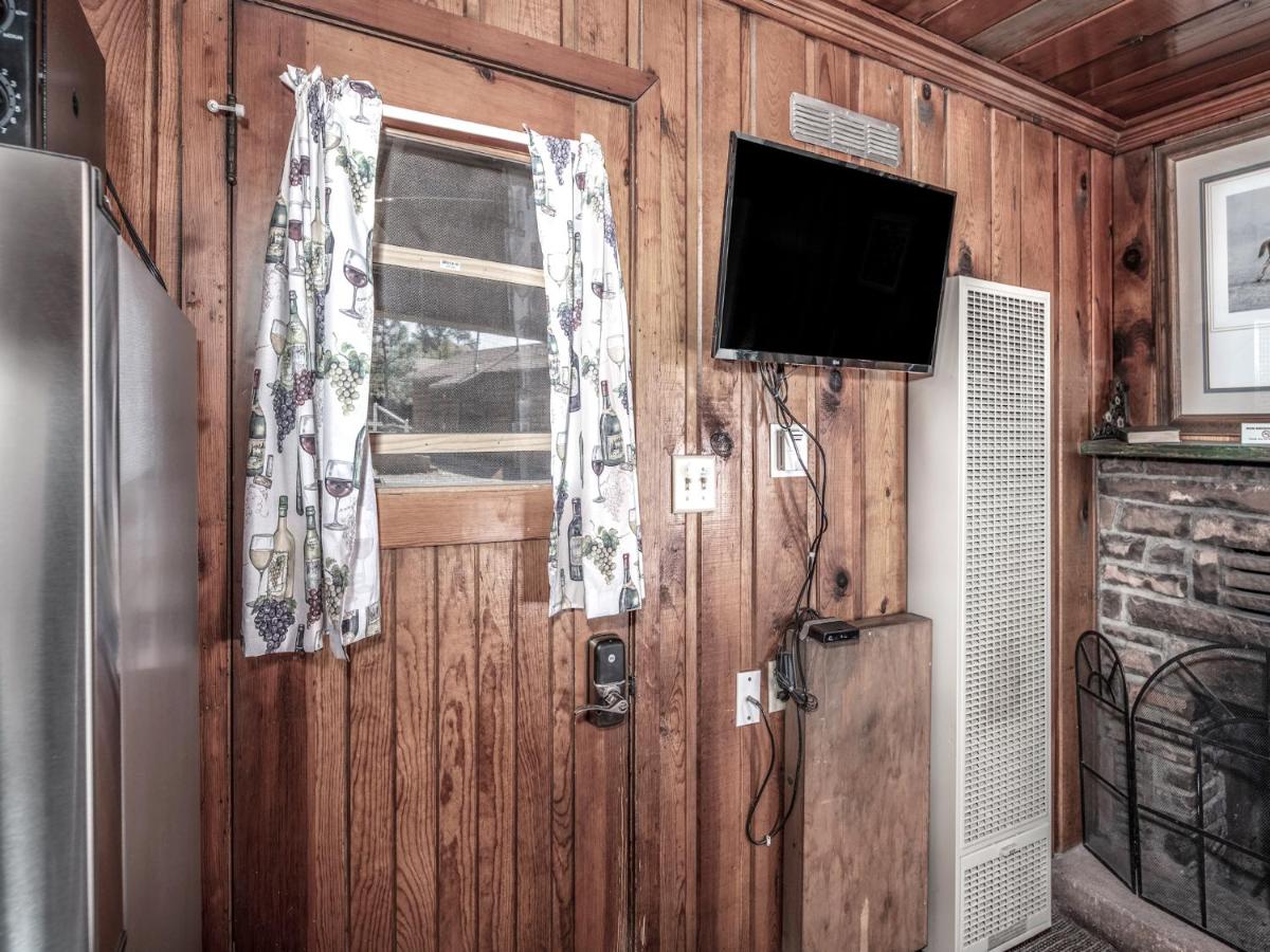 | Perfect Cabin, 2 Bedrooms, Fireplace, Midtown, Sleeps 5