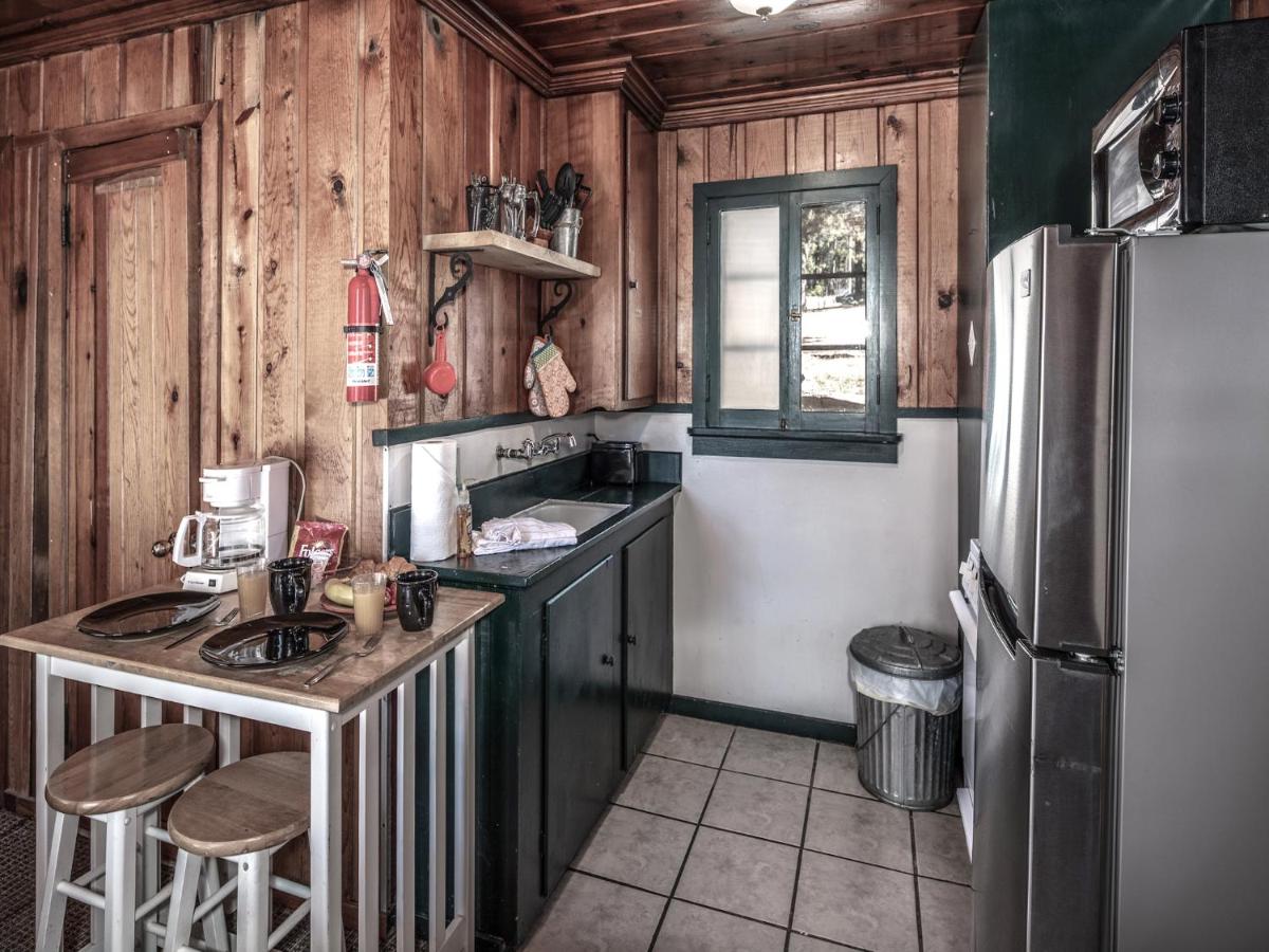 | Perfect Cabin, 2 Bedrooms, Fireplace, Midtown, Sleeps 5