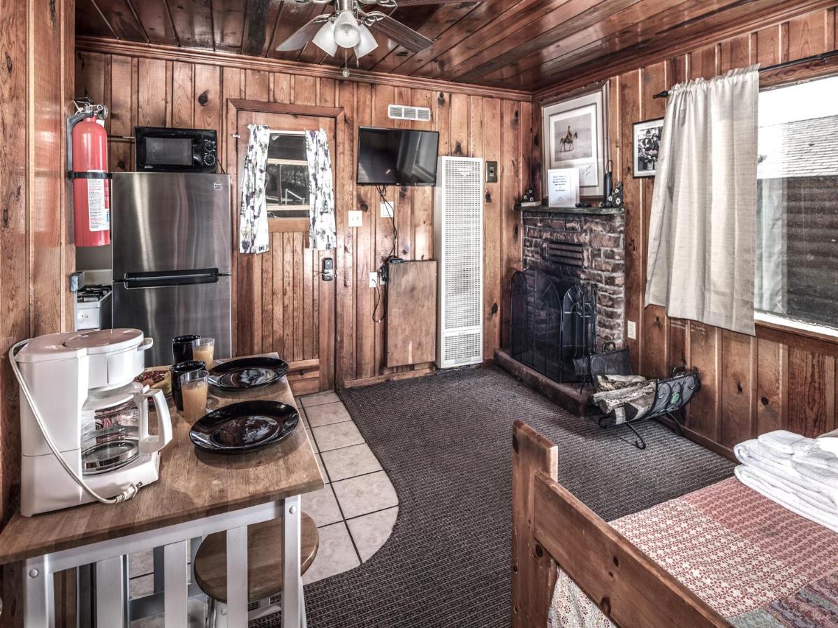  | Perfect Cabin, 2 Bedrooms, Fireplace, Midtown, Sleeps 5