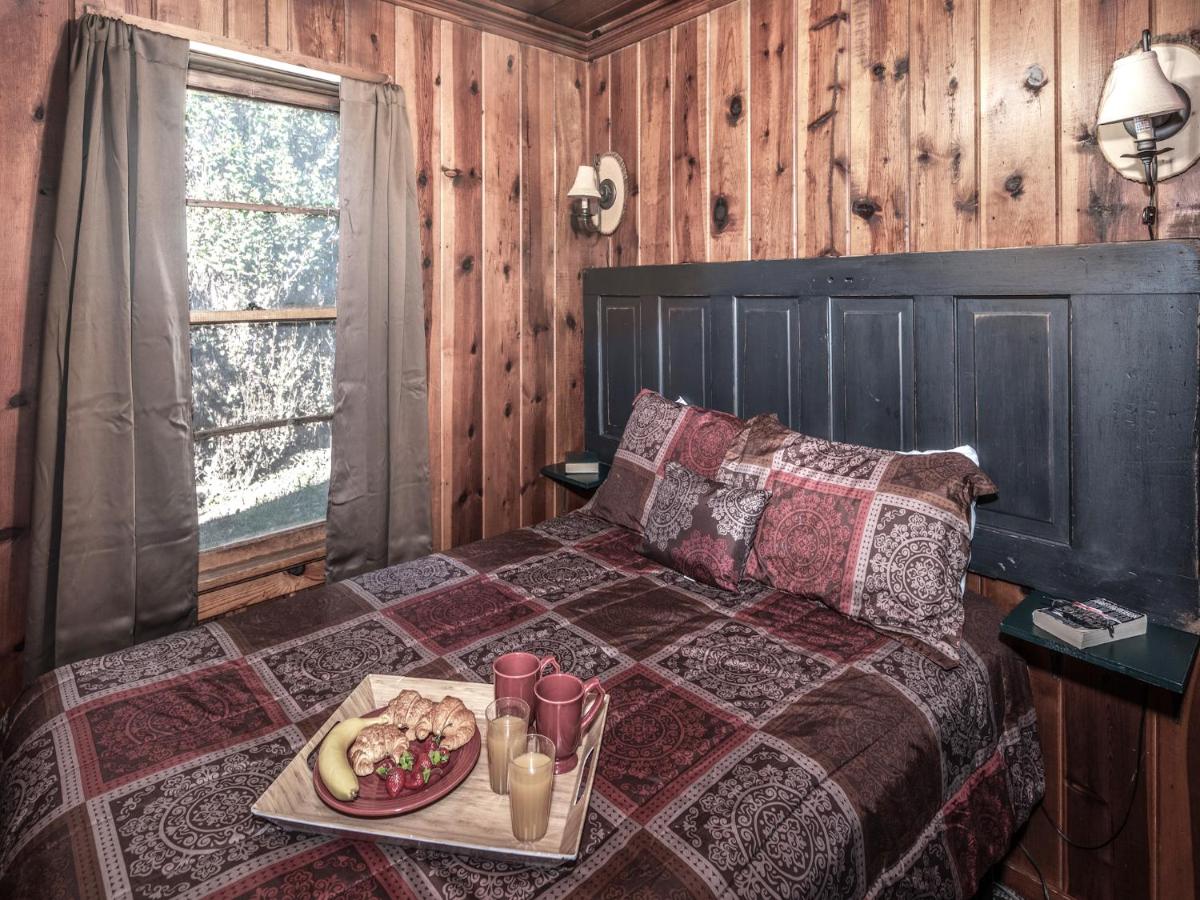 | Perfect Cabin, 2 Bedrooms, Fireplace, Midtown, Sleeps 5