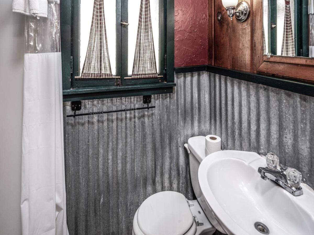 | Perfect Cabin, 2 Bedrooms, Fireplace, Midtown, Sleeps 5