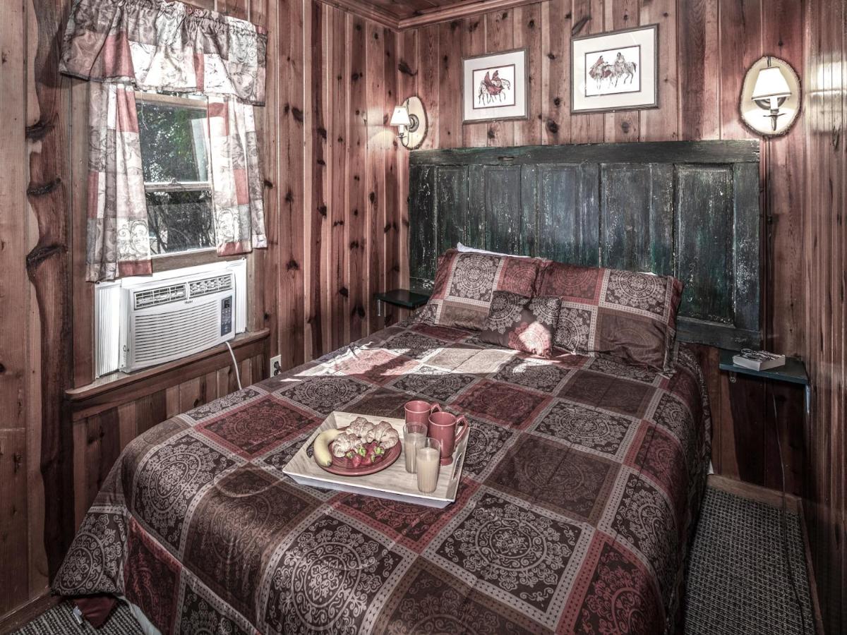 | Perfect Cabin, 2 Bedrooms, Fireplace, Midtown, Sleeps 5