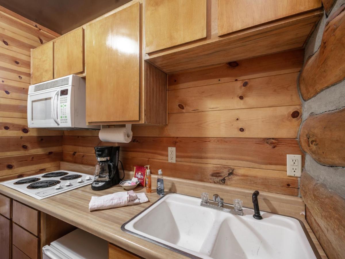 | Dancing Bear, 2 Bedrooms, Front Porch, Midtown, Sleeps 6