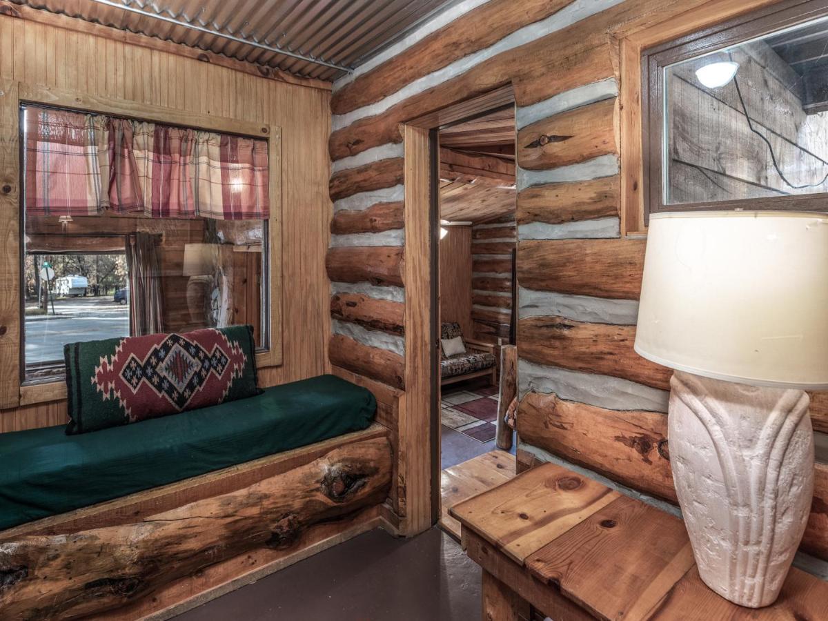 | Dancing Bear, 2 Bedrooms, Front Porch, Midtown, Sleeps 6