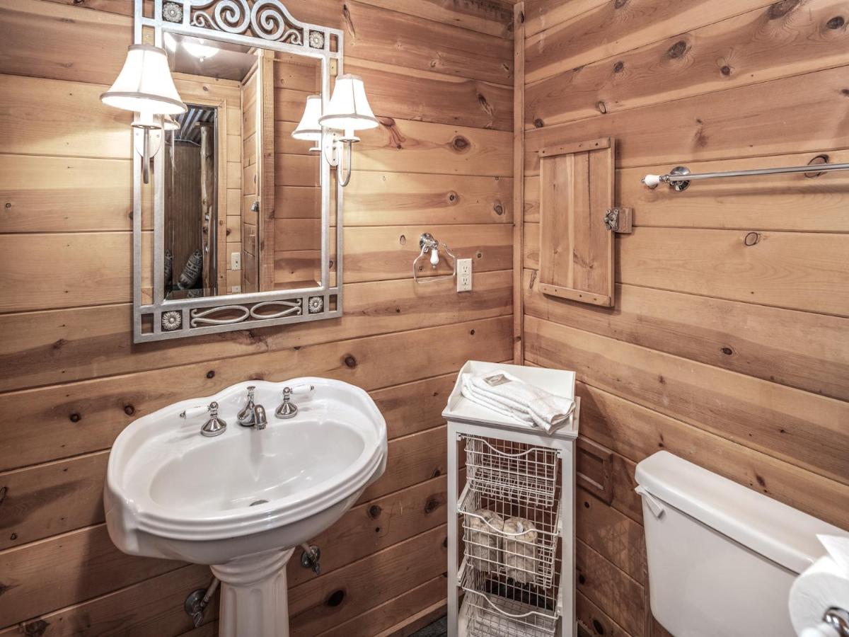 | Dancing Bear, 2 Bedrooms, Front Porch, Midtown, Sleeps 6