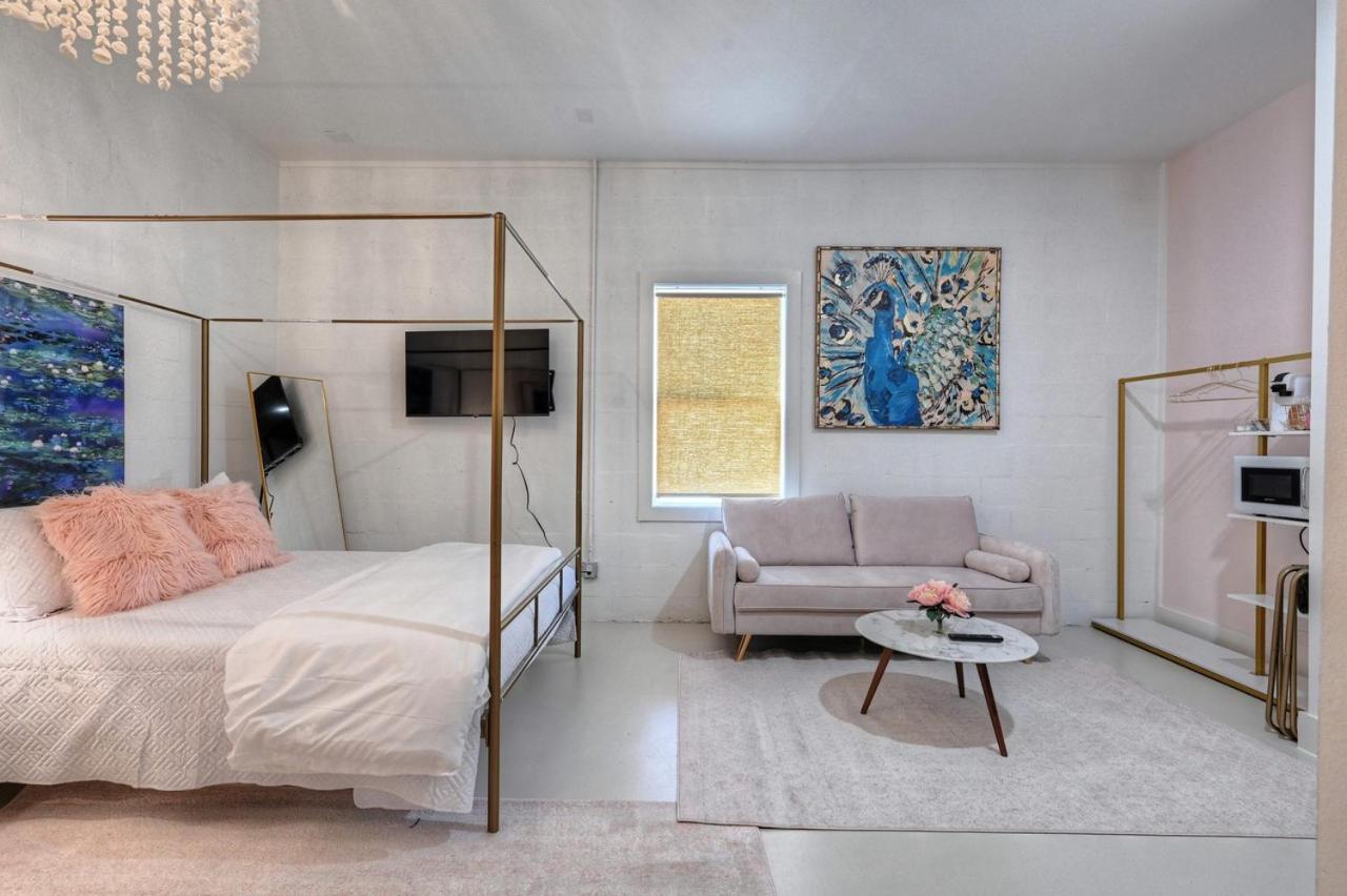 | The Oleander Hotel Room 9
